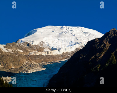 Die schneebedeckten Gipfel des Mont Blanc mit 4810 Metern des höchsten Punkt in Europa gesehen von der Seite Chamonix in den französischen Alpen Stockfoto