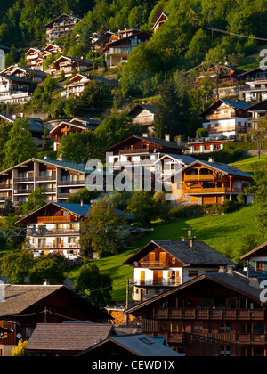 Traditionellen alpinen Chalets über einem Tal in Morzine-Avoriaz im Département Haute-Savoie Rhone-Alpes Region Ost-Frankreich Stockfoto