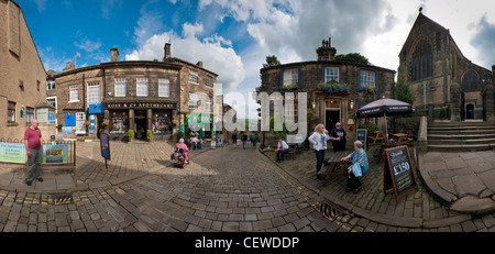 Haworth High Street, West Yorkshire, Panoramablick, darunter The Apothocary, The Black Bull Pub und der Kirche. Stockfoto