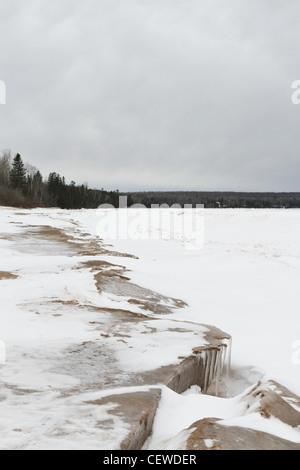 Ein Teil der gefrorenen Strand entlang Lake Superior im Winter. Stockfoto