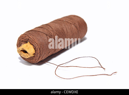 Spool-die braune Fäden auf weißem Hintergrund Stockfoto