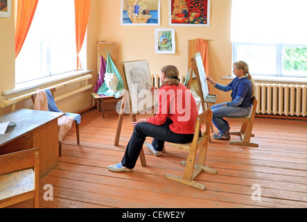 zwei Mädchen zeichnen im Atelier Stockfoto