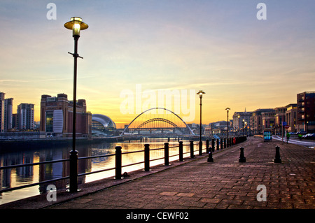 Newcastle-Gateshead Kai in der Abenddämmerung einschließlich, der Ostsee, die Salbei, Millennium Bridge, Tyne Bridge bei hohen Niveau, Newcastle Stockfoto