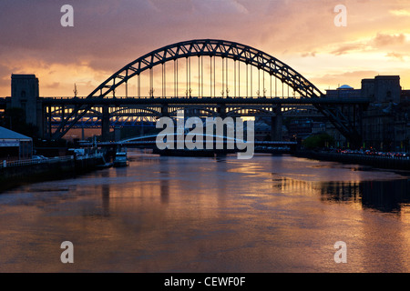 Bild des Tyne Bridge genommen vom Zentrum von der Millennium Bridge in der Dämmerung, Newcastle-upon-Tyne, in Newcastle beliebte Kai Stockfoto