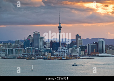 Skyline von Auckand gegenüber dem Hafen der CBD von Mount Victoria, Auckland, Neuseeland Stockfoto