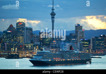 Der Luxusliner Queen Elizabeth fährt Auckland, Neuseeland Stockfoto