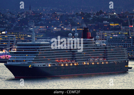 Der Luxusliner Queen Elizabeth fährt Auckland, Neuseeland Stockfoto