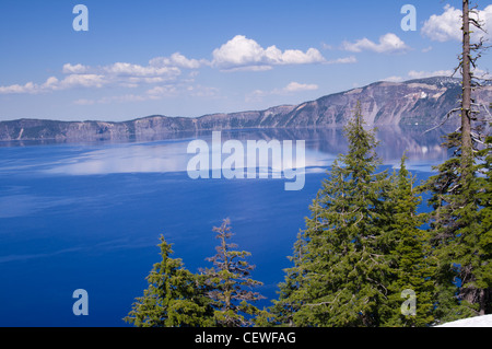 Ansicht der Kratersee mit Wolken reflektiert im See Stockfoto