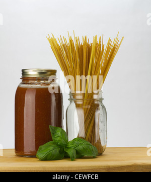 Frischem Basilikum hausgemachte Tomaten-Sauce und Spaghetti Nudeln in ein Einmachglas Stockfoto