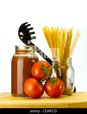 Frische Tomaten, Basilikum und Vollkorn-Pasta mit Pasta Gabel Stockfoto