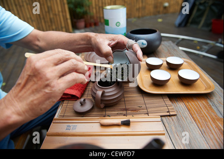 Ein Mann, eine traditionelle chinesische Tee-Ritual vorbereiten. Stockfoto
