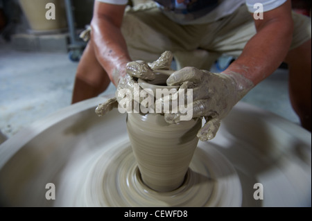 Ein professioneller Keramik-Meister im Yingge Keramikmuseum. Stockfoto