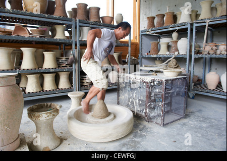 Ein professioneller Keramik-Meister im Yingge Keramikmuseum. Stockfoto