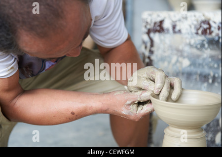 Ein professioneller Keramik-Meister im Yingge Keramikmuseum. Stockfoto