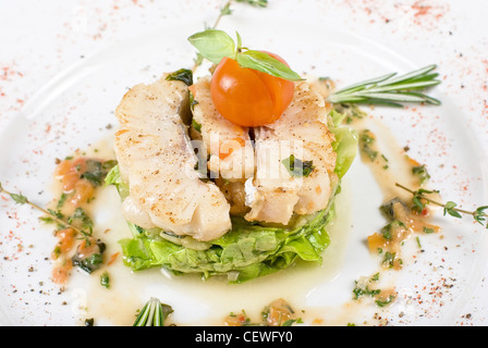 Salat von gebratenen Filet Zander mit Zucchini und Auberginen und Kirschtomaten Stockfoto