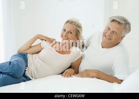Älteres paar entspannende zusammen auf Bett, Porträt Stockfoto