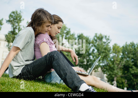 Junges Paar entspannen im Freien mit Laptop-computer Stockfoto