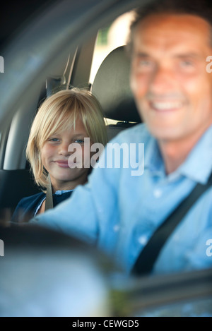 Junge, Reiten in Autos mit Vater, beschnitten Stockfoto