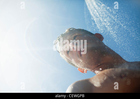 Mann, die Duschen im freien Stockfoto