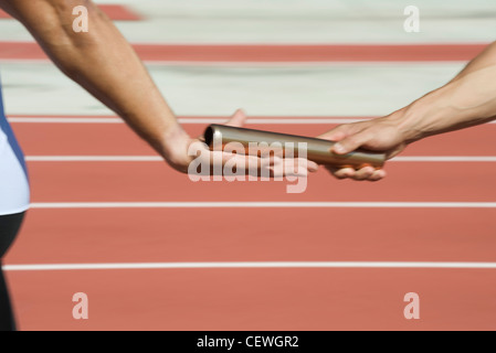 Läufer, die Austausch von Baton im Staffellauf, beschnitten Stockfoto