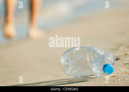Verlassene Plastikflasche Wasser am Strand