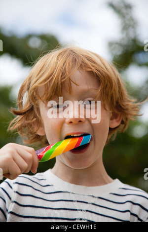 Junge Lutscher Essen Stockfoto