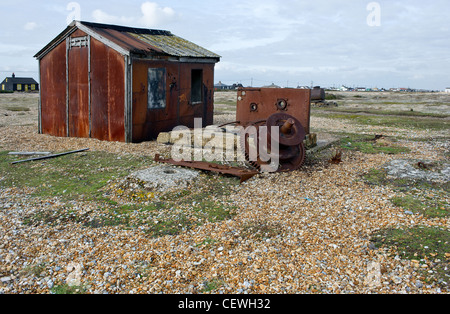 Eine alte verlassene Hütte und rostigen Maschinen am Strand von Dungeness Stockfoto