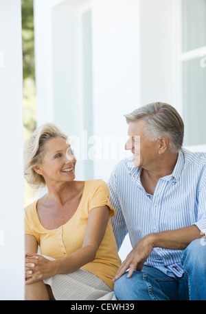 Älteres paar beisammen sitzen im freien Stockfoto