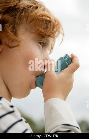 Junge mit Asthma-Inhalator Stockfoto