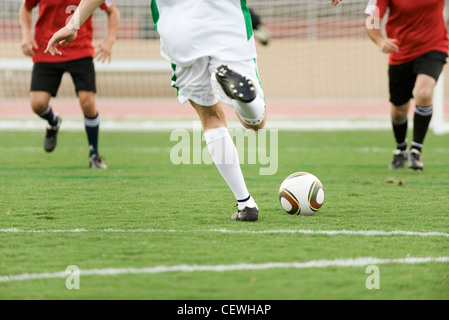 Fußball-Spieler am Feld, beschnitten Stockfoto