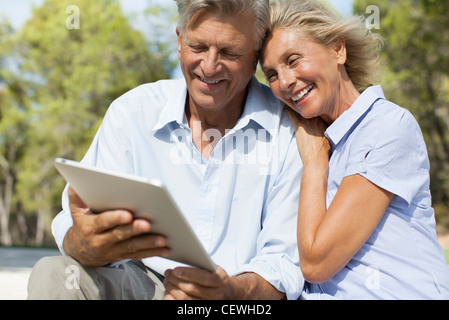 Älteres Paar mit digitalen Tablet im freien Stockfoto