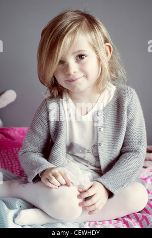 Kleines Mädchen sitzt, Porträt Stockfoto