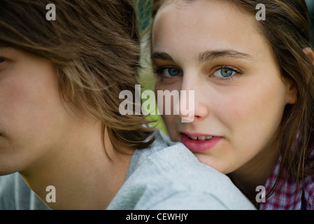 Junge Frau auf Freundes Schulter, Kopf ruht beschnitten Porträt Stockfoto