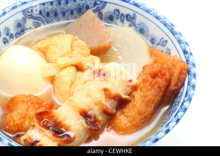 Oden, japanisches Essen, auf weißem Hintergrund Stockfoto