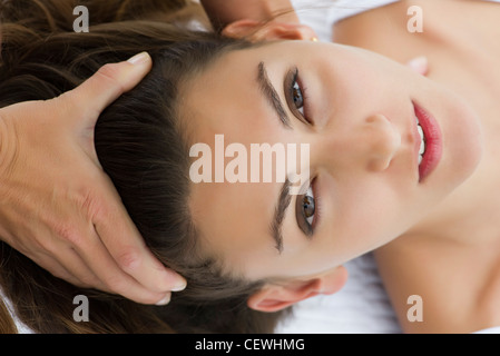 Junge Frau empfangen Kopfmassage Stockfoto