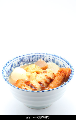 Oden, japanisches Essen, auf weißem Hintergrund Stockfoto