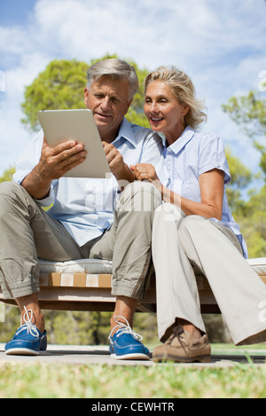 Paar mit digitalen Tablet im freien Stockfoto