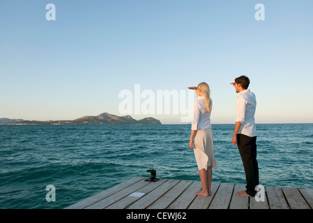 Paar steht am Pier betrachten, Seitenansicht Stockfoto