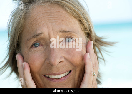 Ältere Frau mit Kopf in Händen Stockfoto