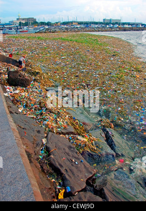 Müll und Abfall entlang der berühmten Touristenattraktion, Manila Bucht, Roxas Boulevard, Philippinen. Stockfoto