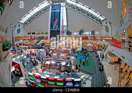Großes Einkaufszentrum Interieur, zentrale Makati Finanzviertel, Manila, Philippinen. Stockfoto