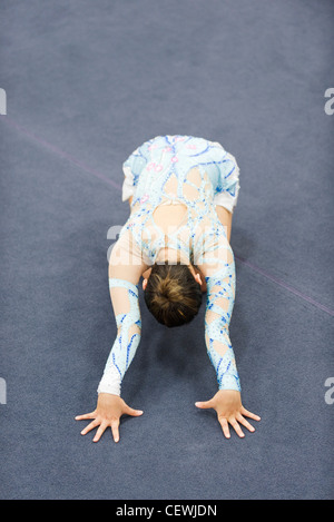 Weibliche Turnerin Durchführung Boden routine Stockfoto