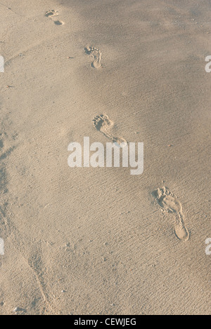 Fußspuren im Sand, hohe Winkel anzeigen Stockfoto