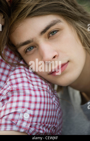 YoYoung Mann auf Freundin Schulter, Kopf ruht beschnitten Porträt Stockfoto
