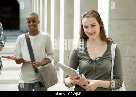 Studenten auf dem Campus, Fokus auf Frau im Vordergrund Stockfoto