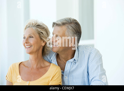 Älteres paar entspannende zusammen im freien Stockfoto