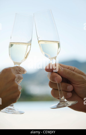 Gläser klirren Champagner Stockfoto