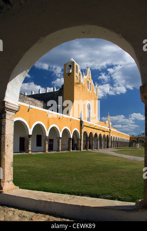 Blick durch einen Torbogen des Franziskaner Klosters von San Antonio de Padua, Izamal, Yucatán, Mexiko. Stockfoto
