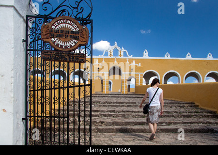 Eingang zum Franziskaner Kloster von San Antonio de Padua, Izamal, Yucatán, Mexiko. Stockfoto