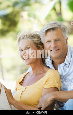Älteres Paar zusammen draußen, Porträt Stockfoto